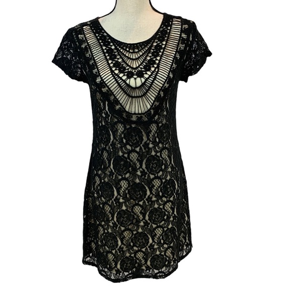 Xhilaration Dresses & Skirts - Xhilaration Short Sleeve Crew Neck Lace Dress - Black Cream - size Medium